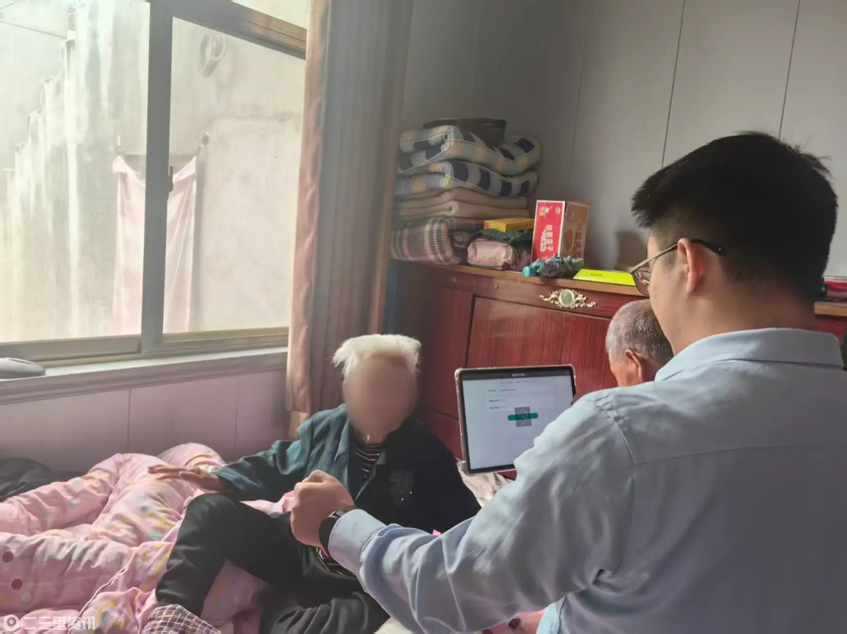暖心服务零距离！农行凤翔支行上门解忧，守护高龄老人