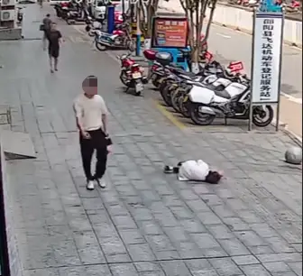 男子在湖南邵阳县街头打人，一位老太被打两次后倒地不起，县公安局：派出所正在处理