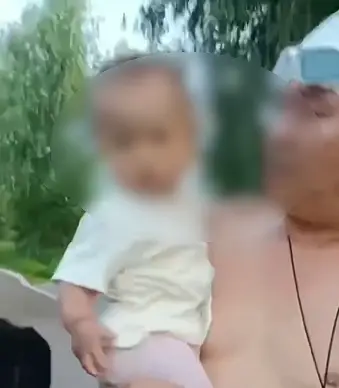 河南商丘一女婴连同婴儿用品被“暂留”河边，警方：夫妻吵架，孩子已被父母接回