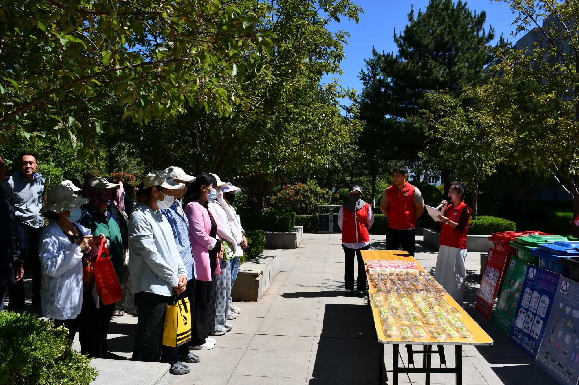 同题共振 各展担当——朝阳环境集团安洁物业公司、源林绿化养护公司分赴尚志公园、人民公园开展文明游园与垃圾分类主题宣传