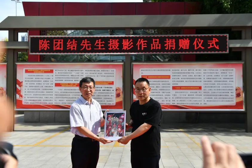 影像记录古城变化  瞬间定格百姓生活|摄影家陈团结向西安市档案馆无偿捐赠129幅珍贵摄影作品