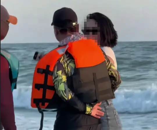 女博主称在北海银滩拒乘快艇被两男子围堵涨潮海边  景区回应：两男子为镇上村民，快艇为他们自营