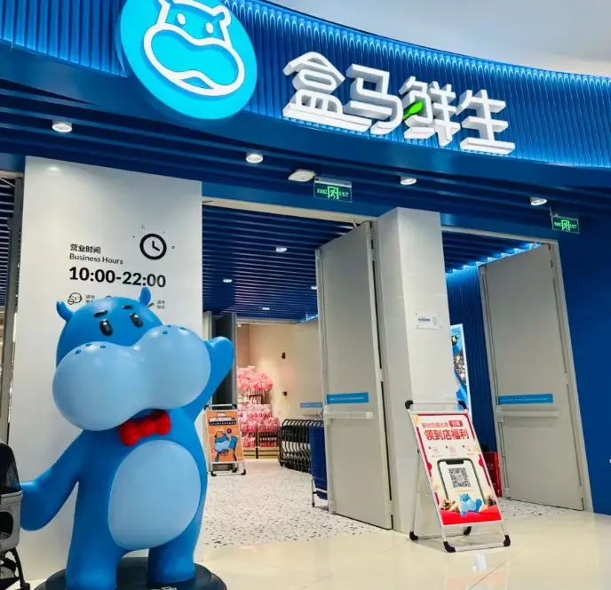 盒马店员开榴莲肉未取净就扔壳 被质疑私留果肉 回应：偶然失误，果壳均统一销毁