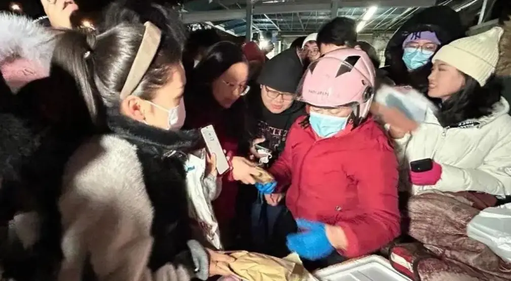 网红“鹅腿阿姨”被指鸭腿冒充鹅腿售卖 当事人社群回应“确为鸭腿但不存在消费欺诈” 海淀城管表示已接举报核查