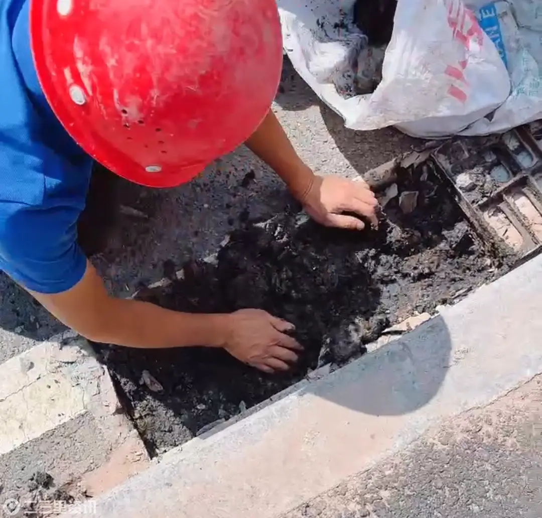 重庆合川一道路暴雨后积水严重，打开后发现排水道不通，区城市管理局：正核实，会有通报