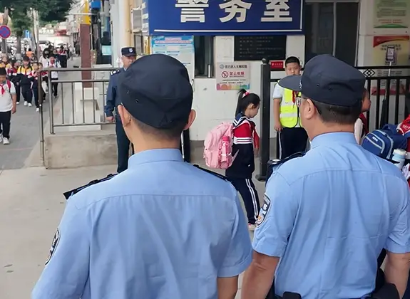 警心守护少年安康 金盾夯实护苗长效！定边公安做实护学勤务、护苗工作站  构建警校联动防护体