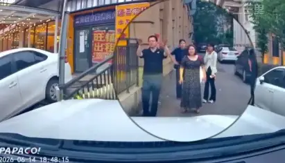 小路倒车遇上“东北指挥天团” 解锁全方位“倒车外挂” 最后还收一波情绪价值:车开的挺好！