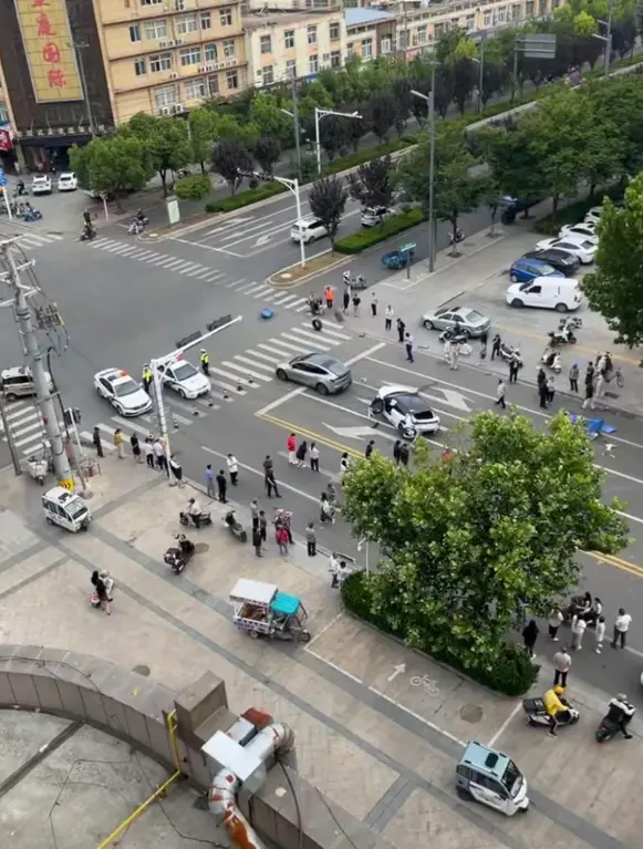连云港一对环卫工夫妻清晨被撞，周围居民称“开车的男生逃走了”，当地环卫所：会按程序保障员工权益