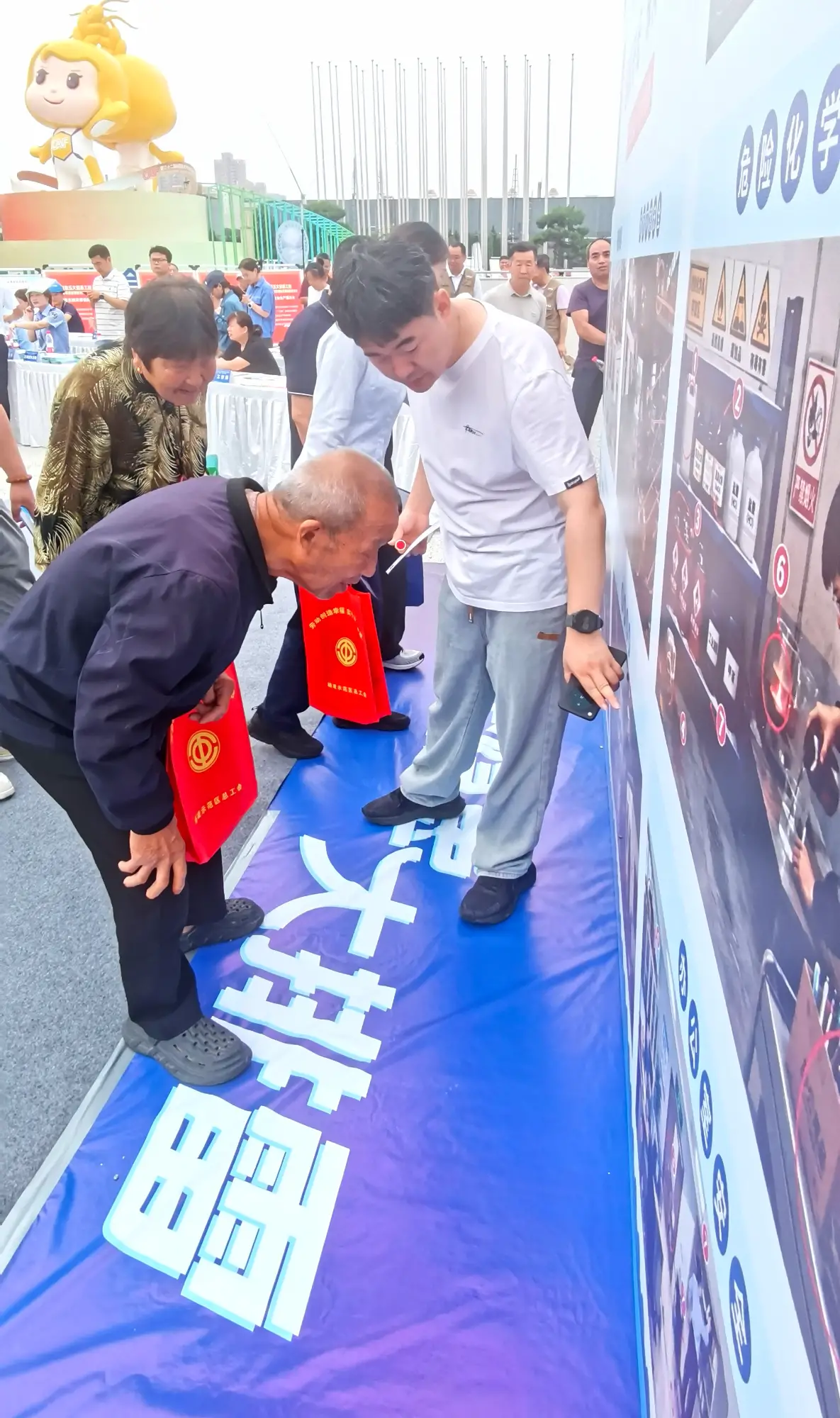 杨凌2026年“安全宣传咨询日”活动举办 展板展示 设备体验 科普游戏——“这样的安全宣传 我们喜欢！”