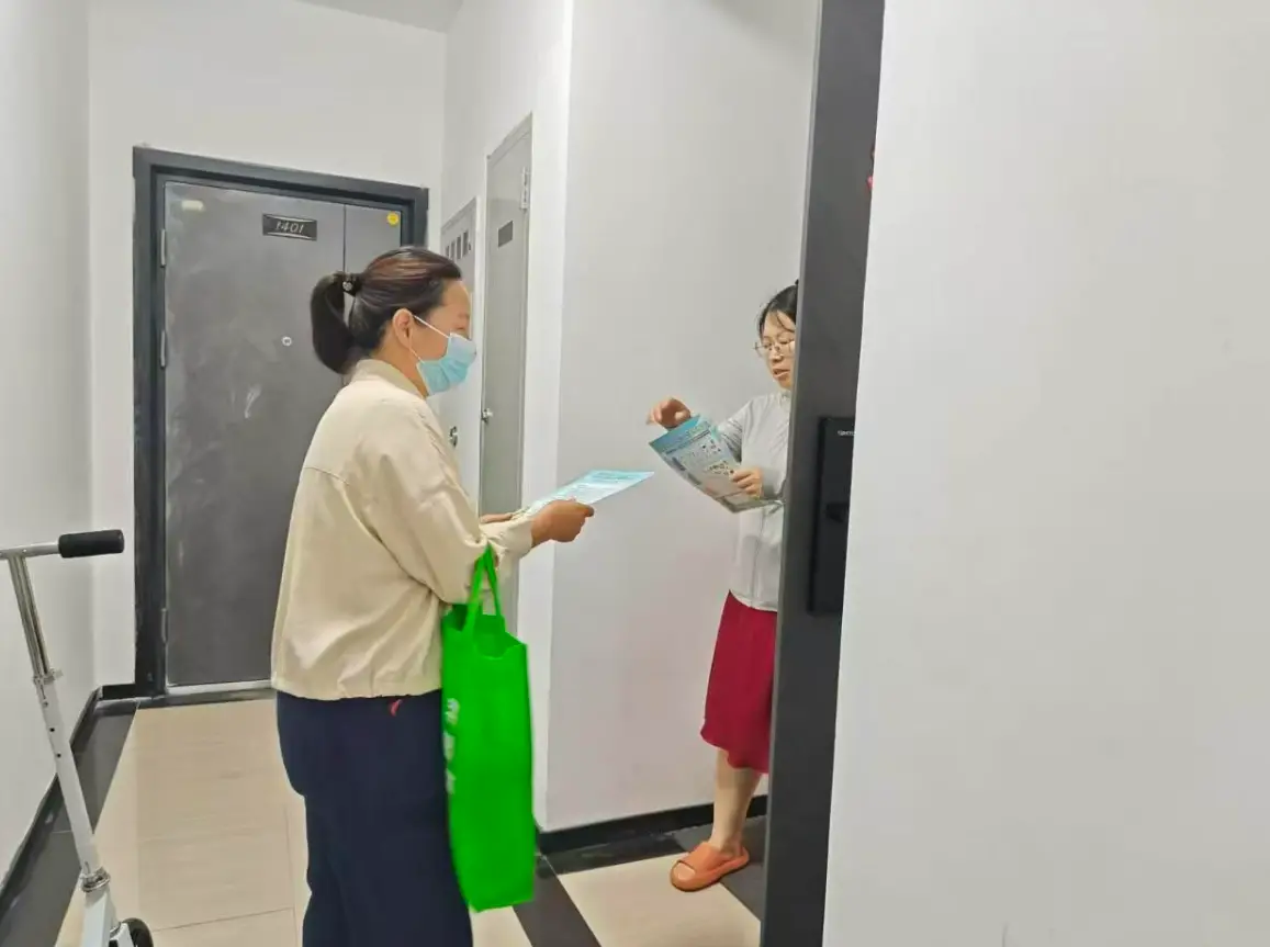 临渭区垃圾分类办进小区开展垃圾分类常态化宣传