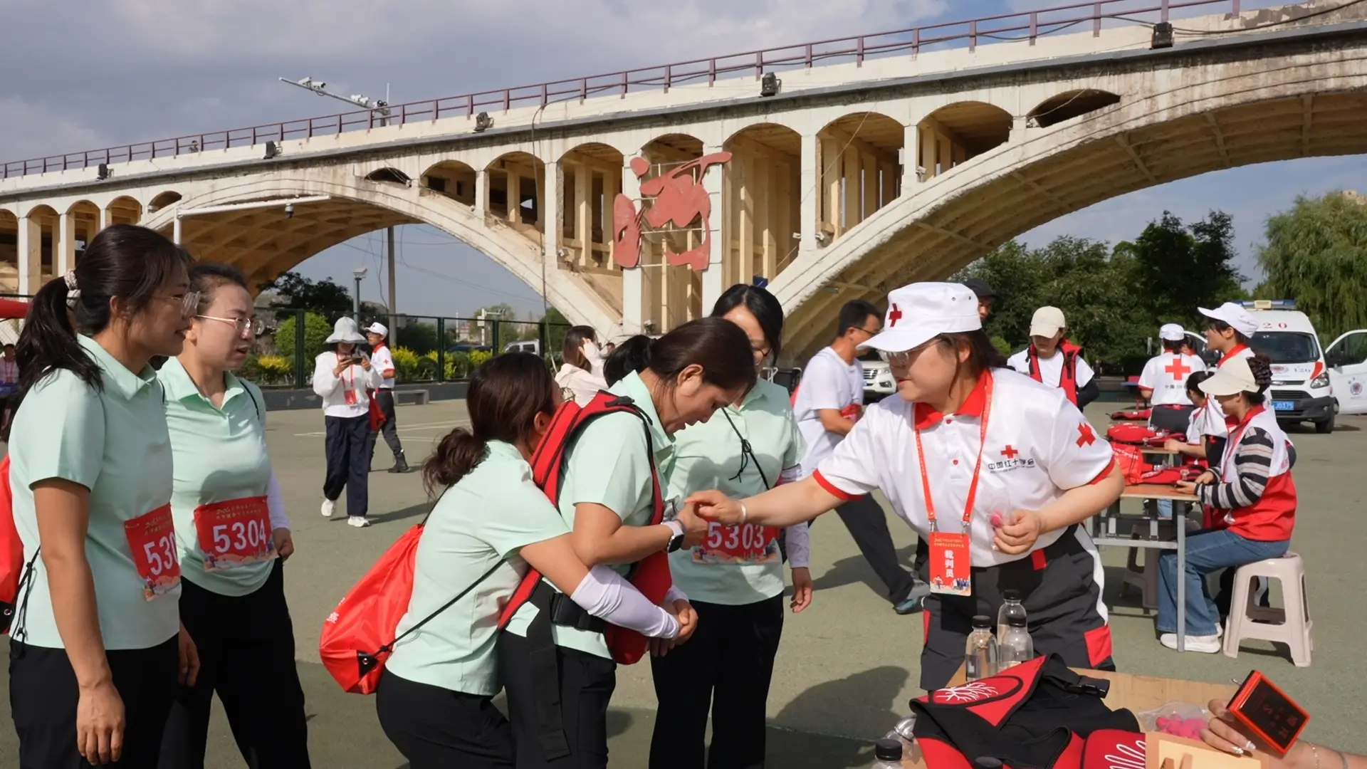 府谷县举行干部职工徒步健身与应急救护比赛