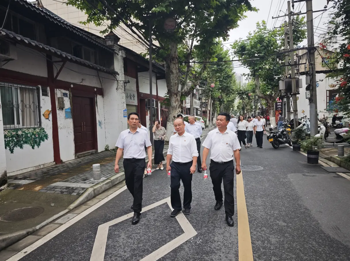观摩学习拓思路 党建引领促治理｜汉滨城管分局机关党支部赴老城街道开展主题党日观摩活动
