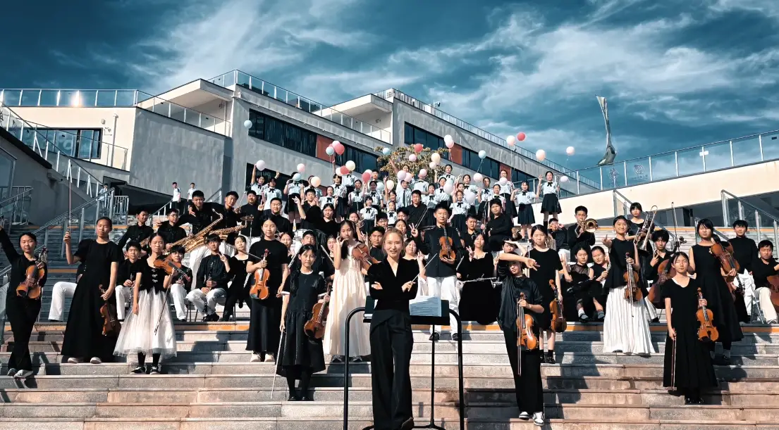 在灿烂阳光下，向上生长！西安市曲江第二学校建校两周年