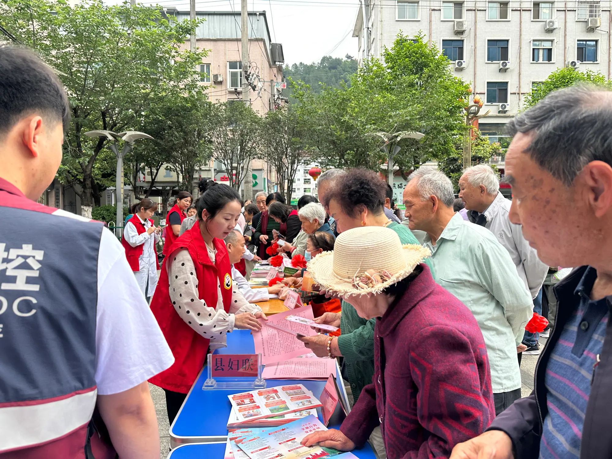 巾帼有为润佛坪，实干担当惠民生