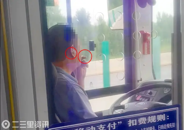 衡水106路司机行车途中抽烟、戴耳机，乘客：对乘客不负责任