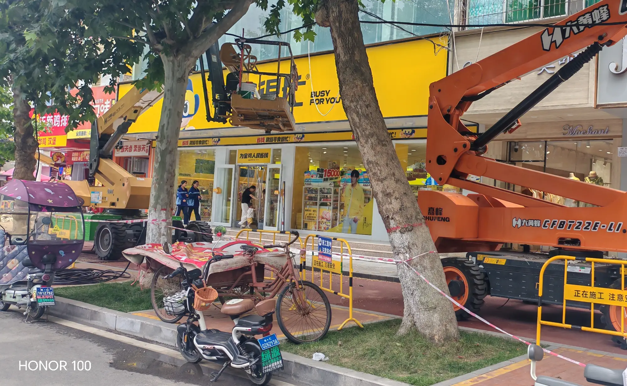 沿街房屋立面改造围挡一个多月，陕西宝鸡凤翔区东大街商户经营受损；住建局：将协调优化围挡方案