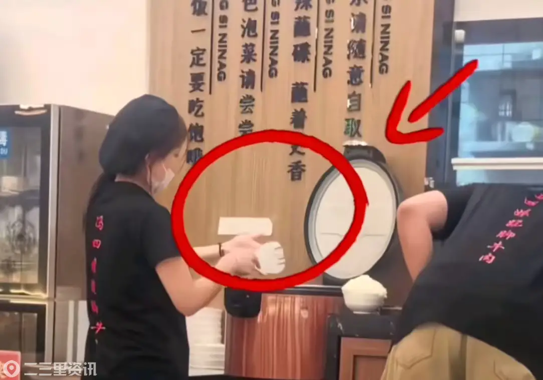 重庆一跷脚牛肉门店员工徒手刮米粒入饭锅 创始人回应：涉事临时工停岗培训、门店整改罚款