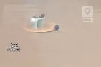 广西防城港特大暴雨内涝严重，男子用木板当船送娃看病，官方：已联系当事人，孩子已安全就医