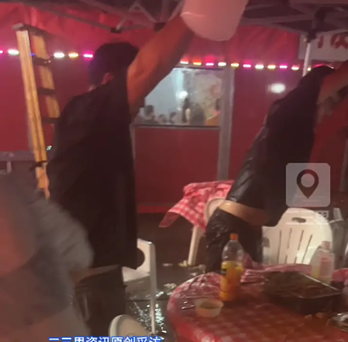 衢州暴雨突袭饭店大棚倾倒众人合力支撑 烧烤店老板果断大喊“不用买单，直接走”