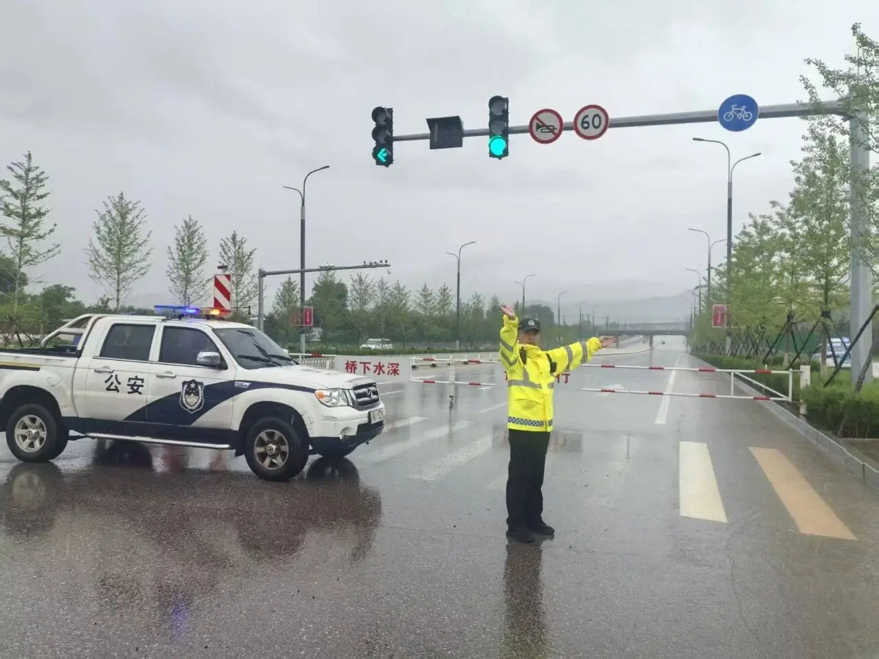 风雨无惧 雨中坚守｜朝阳交警全力护航雨天出行