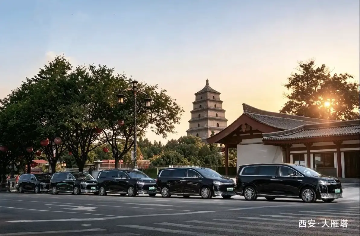 智界V9巡游车队惊艳亮相西安地标，浮光掠影间尽显旗舰风范！