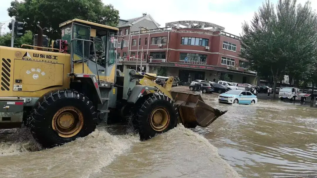 风雨无阻守初心，精细保洁护全城——朝阳环境集团道路机扫分公司全力开展强降雨天气环卫保障工作