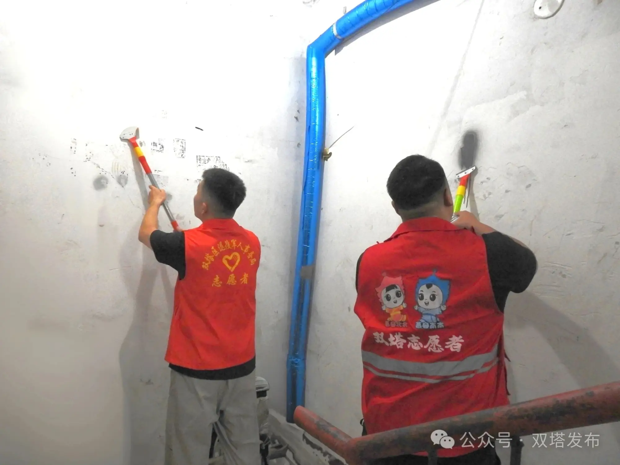 共筑文明城 双塔在行动 | 双塔区退役军人事务局：整治楼道“牛皮癣” 擦亮小区文明底色