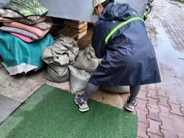 闻“汛”而动，向险而行——朝阳环境集团安洁物业公司党员突击队筑牢小区防汛安全防线