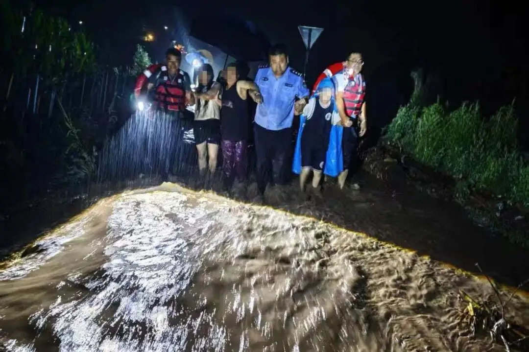 暴雨夜母子3人被困屋顶 辽宁朝阳民警蹚洪紧急救援