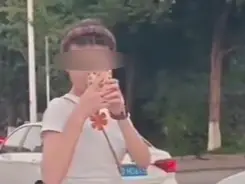 女子肉身拦车加塞，向后车吐口水，重庆交警：正在加急处理，律师：涉多项违法，情节较重可拘留罚款