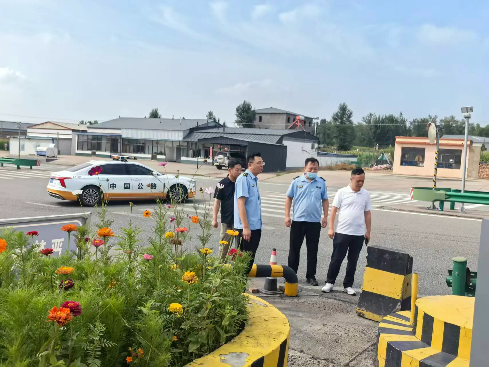 互查互学补短板互督互改促提升—府谷公路段对碾房峁超限检测站开展路域环境交叉巡检综合整治工作