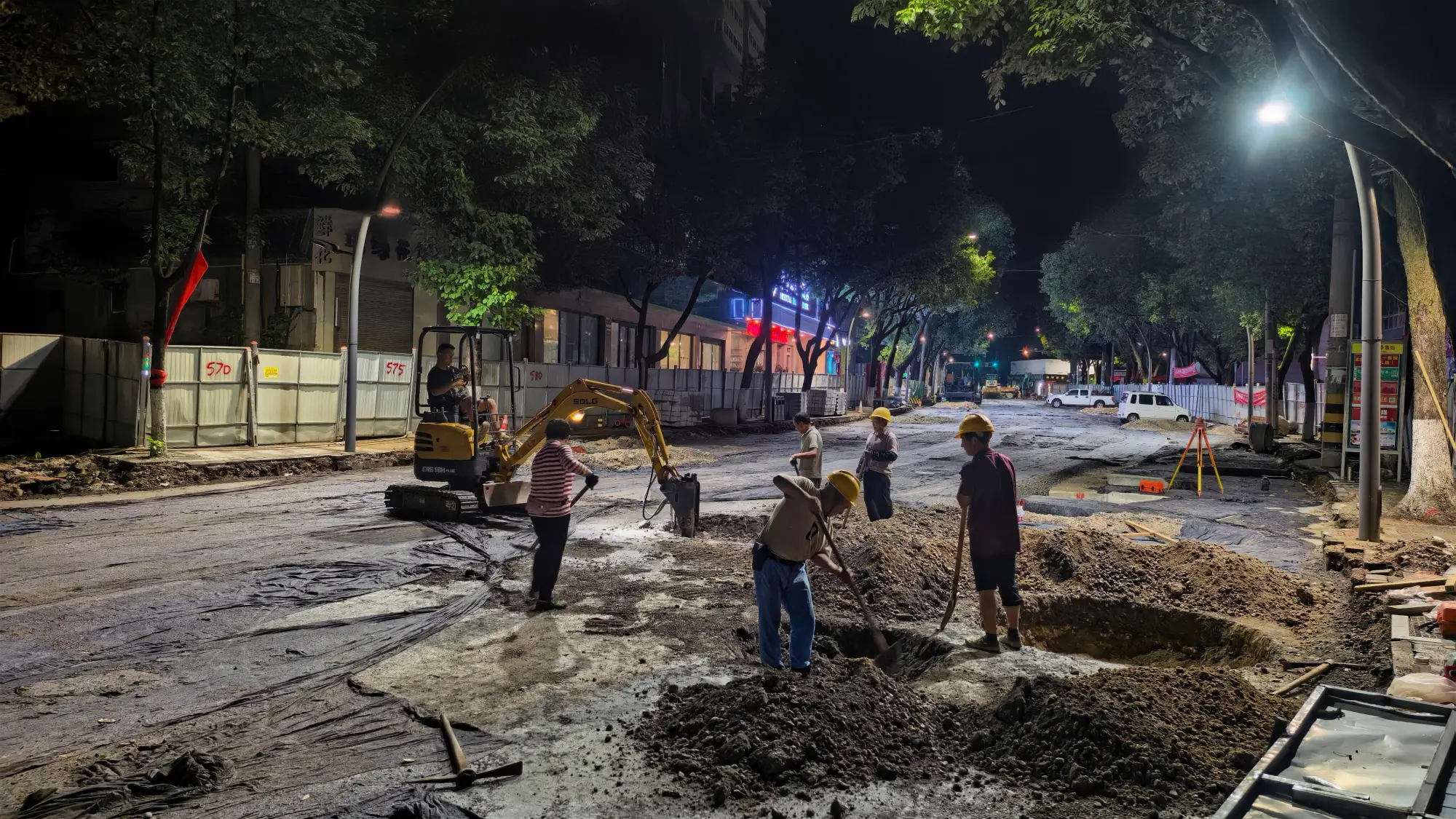新闻特写|排水与道路同步升级，“一次开挖”跑出为民加速度