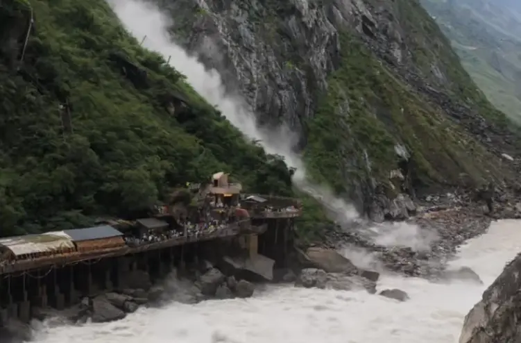 香格里拉虎跳峡外侧山体塌方 ，游客表示“山上石头砸到江里 挺危险”，景区回应正常开放正常运营