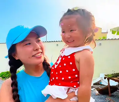 这大概是重组家庭里最暖的画面，小女孩一声声喊继母妈妈 ，“对孩子只管付出 结果如何看缘分”