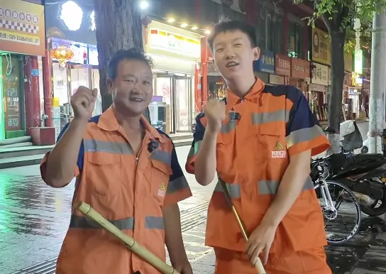 凌晨四点的城市守护者！ 00后记者沉浸式体验环卫酷暑坚守