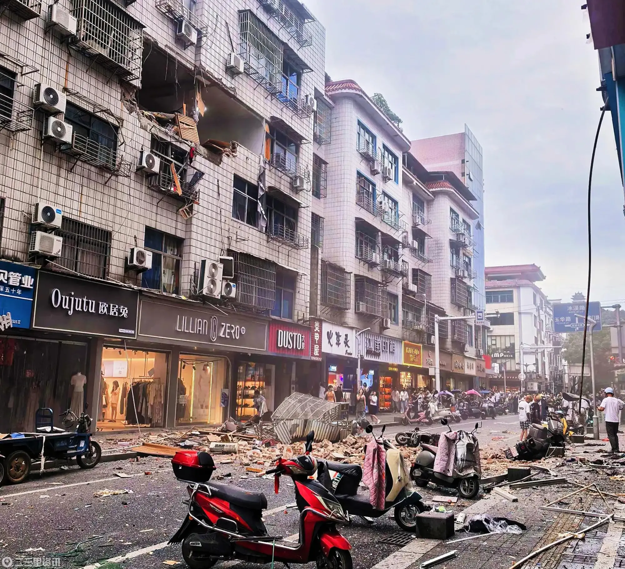 江西玉山一住宅疑似爆燃有人员受伤，玉山县中医院称有两人送至该院就诊