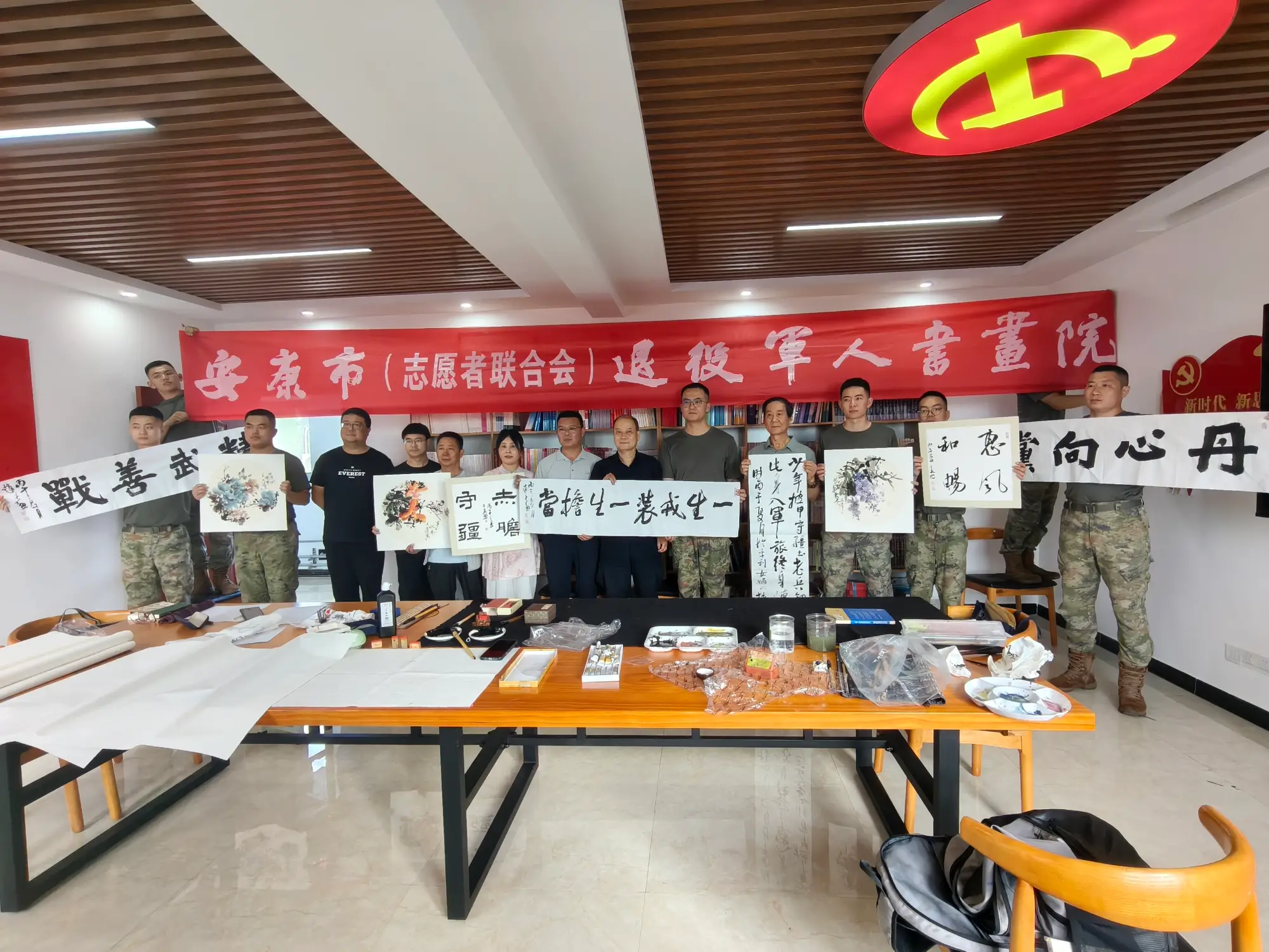 “双拥″进军营，″八一"喜气浓