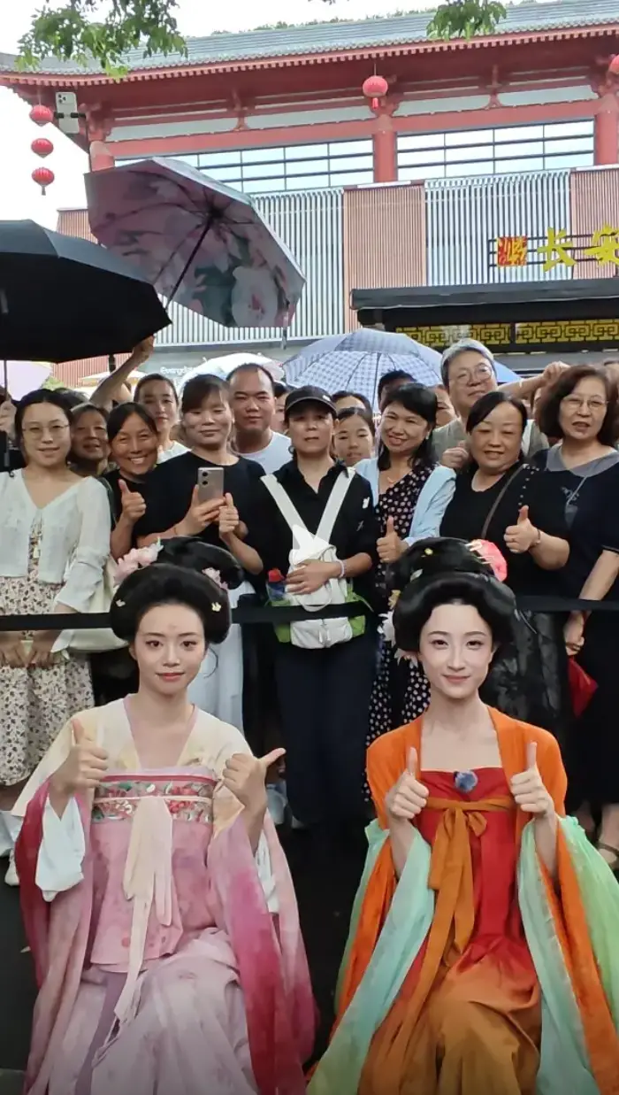 大雨难挡奔赴！小贝、甜甜现身西安大唐不夜城体验陕西非遗