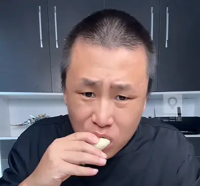 东北大哥试吃陕西水晶饼：原以为是陕西人的“童年噩梦”，吃第一口直接香迷糊