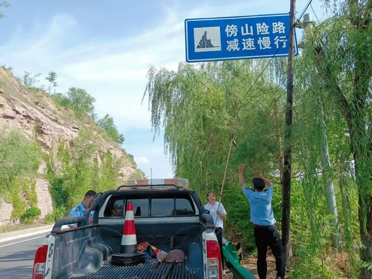 吴堡公路段交叉巡检路域环境 立行立改打造畅安舒美通行路