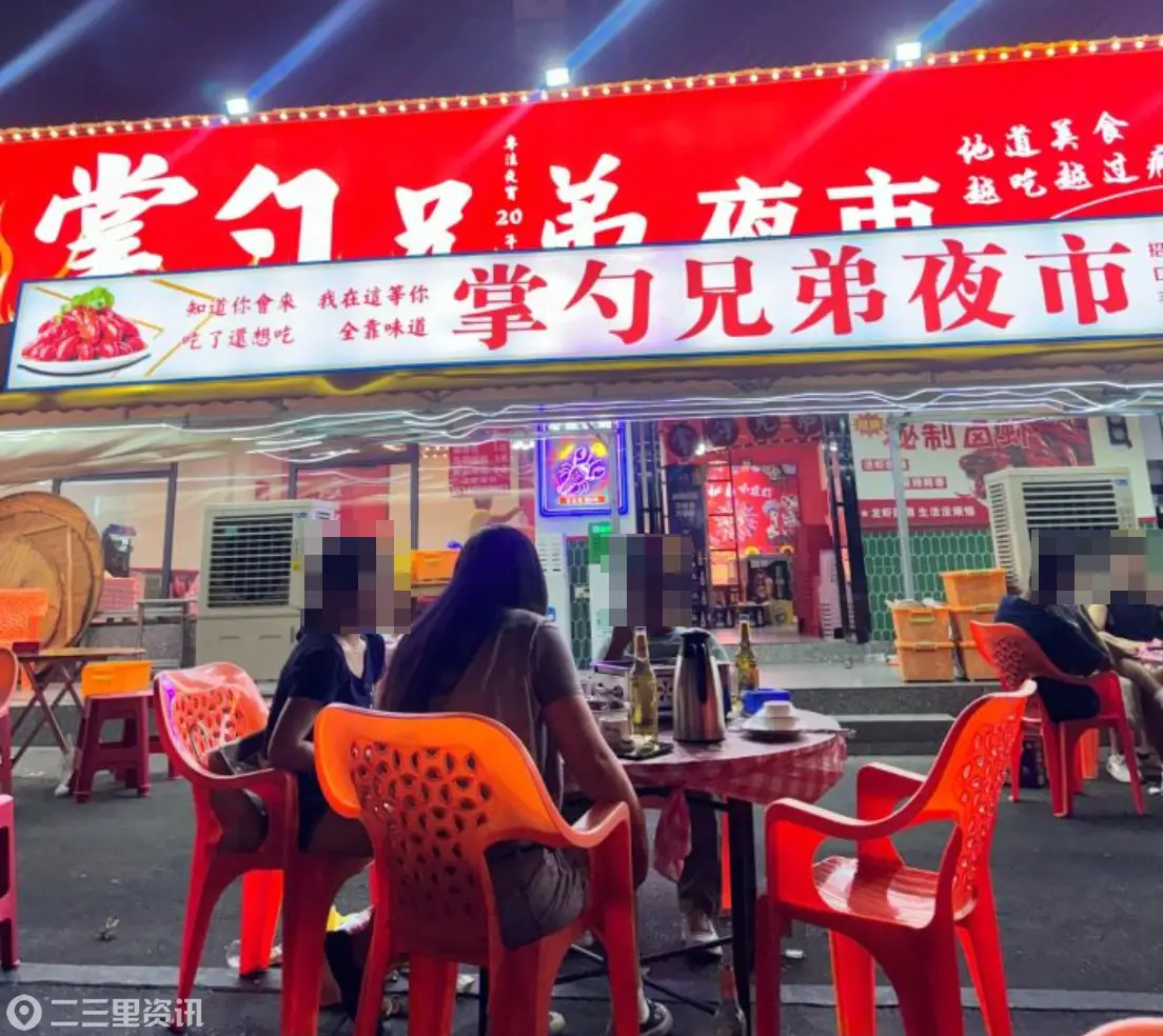湖南衡阳一店铺疑有人员从垃圾桶内捞油脂，门店称非本店员工，城管部门表示会实地调查