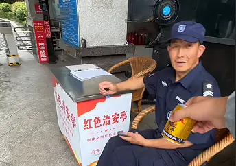 安徽小伙西安送餐获暖心指引，外卖小哥称“全世界最好的保安”，网友表示双向善意温暖相逢