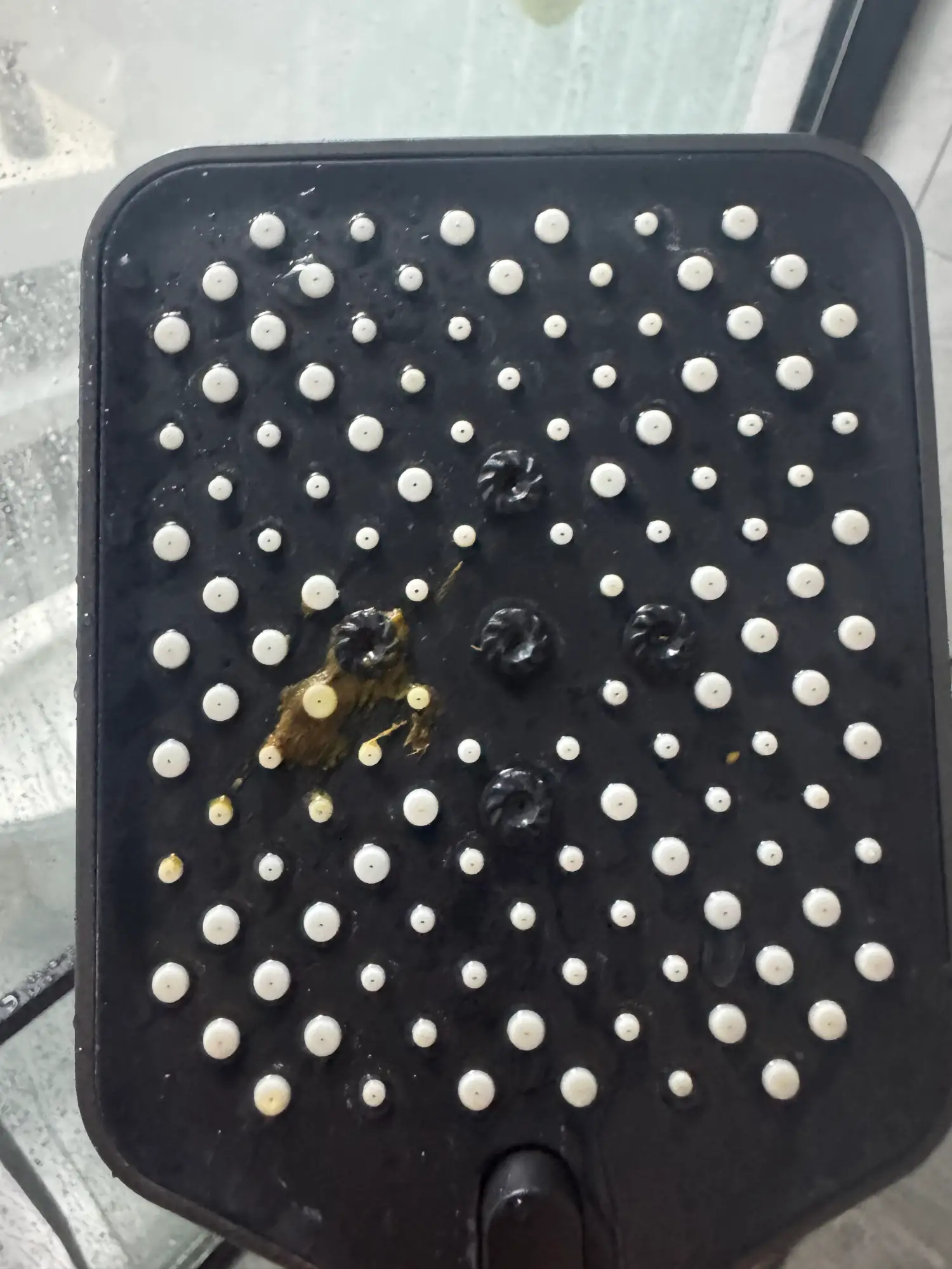 花洒上发现黄色不明物体  顾客称闻味道是粪便  酒店：系清洗空调溅的泥巴