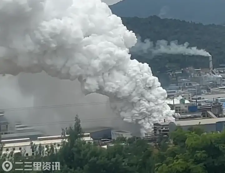 云南昆明一化工厂发生事故居民撤离，居民称气味辣眼睛、刺鼻、脖子难受