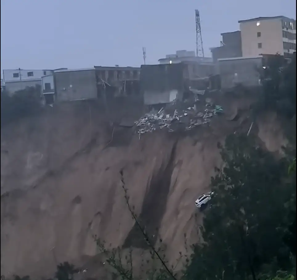  潼关强降雨引发土崖滑坡 连夜转移疏散群众405人 1户民房倒塌1人失联