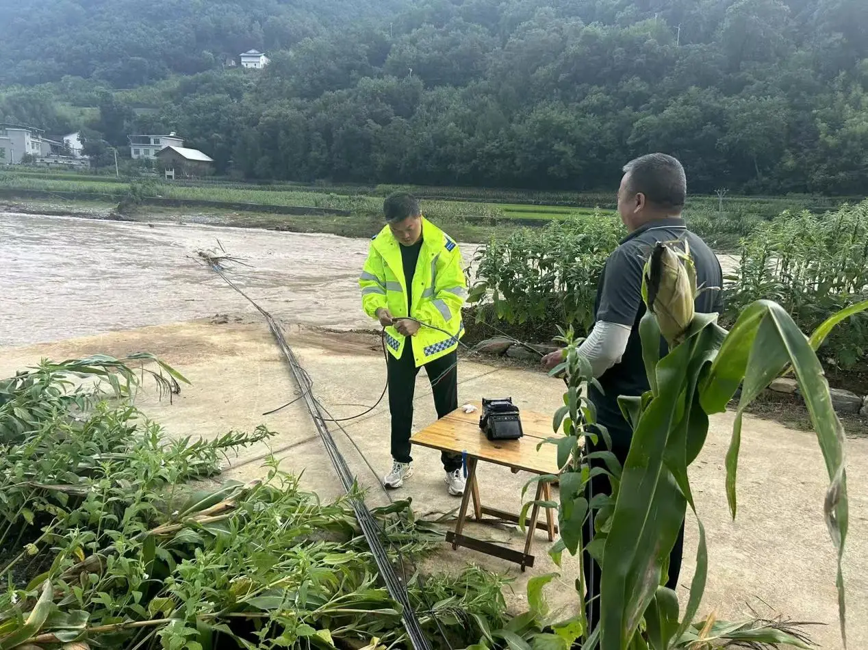 风雨逆行显担当科技赋能保畅通——陕西移动安康分公司全力抢修洪灾区域通信“生命线”