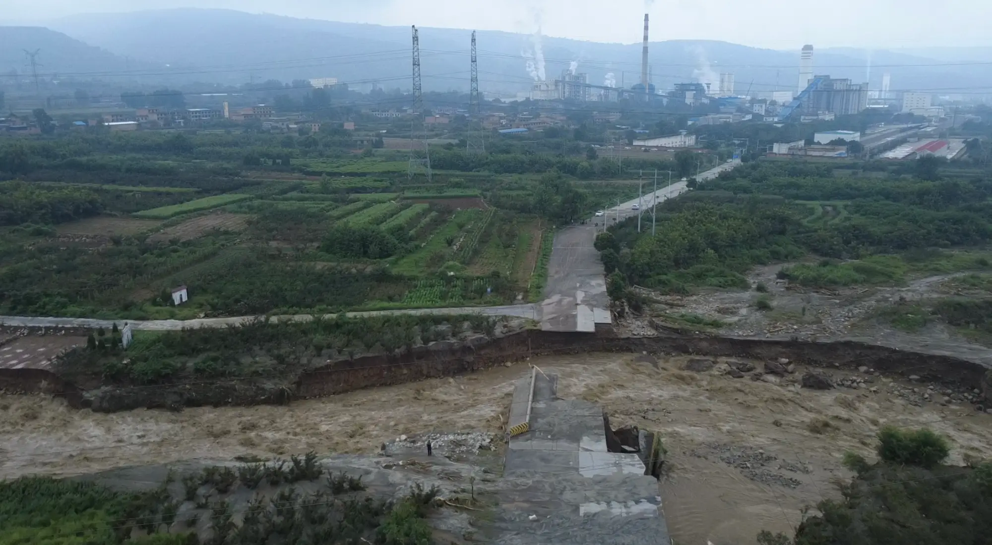渭南连续降雨 华州防汛一线人员昼夜坚守 群众自发驰援 双向奔赴守护家园