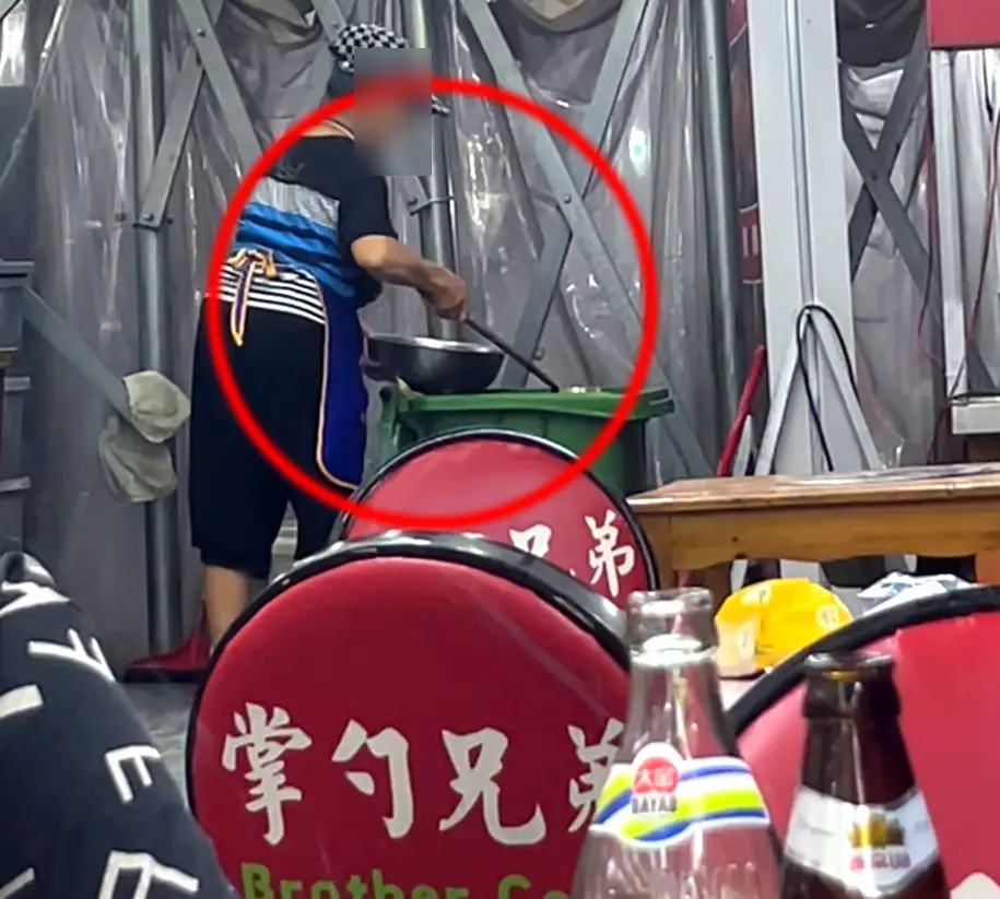 衡阳掌勺兄弟夜市员工打捞垃圾桶废弃油脂，官方介入调查，油脂去向仍在核查