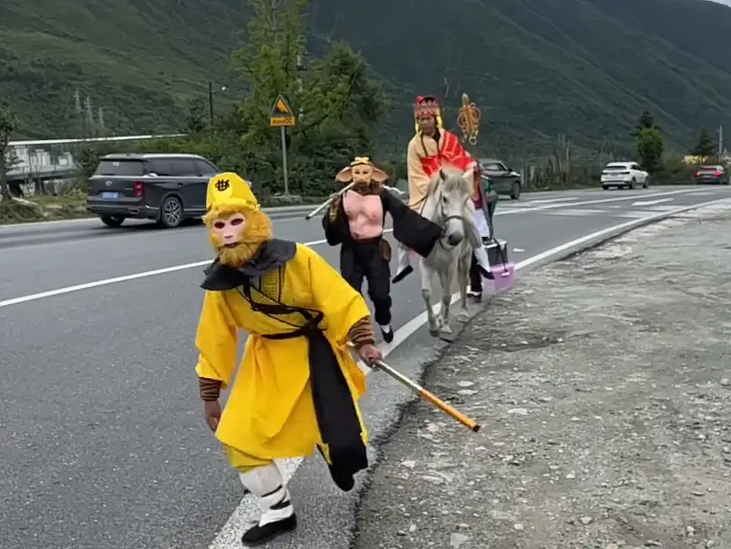 重庆四人组扮“西游师徒”徒步进藏 退伍老兵组团传播山河之美