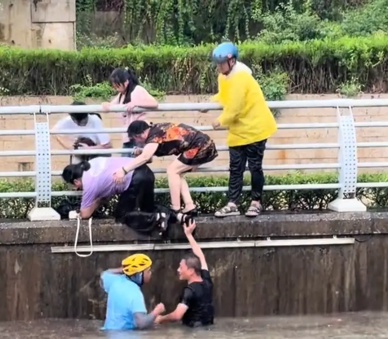 暴雨突袭湖州长兴！火车涵洞积水1.5米，辅警外卖小哥接力营救被困群众